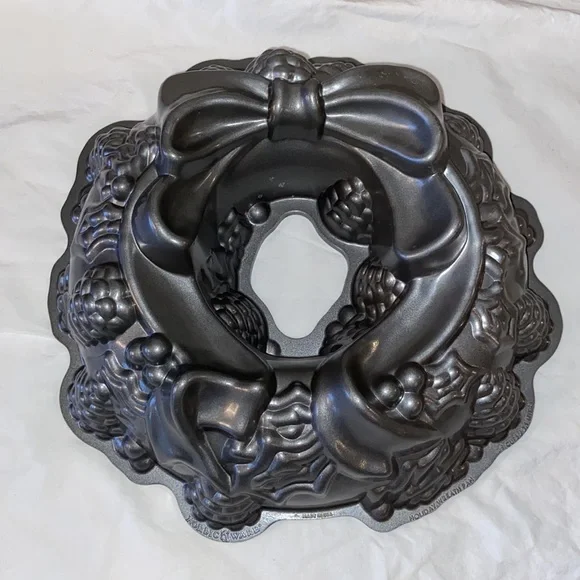 Nordic Ware holiday Wreath Bundt Cake Pan